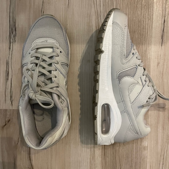 Women’s Nike runners - Picture 2 of 2